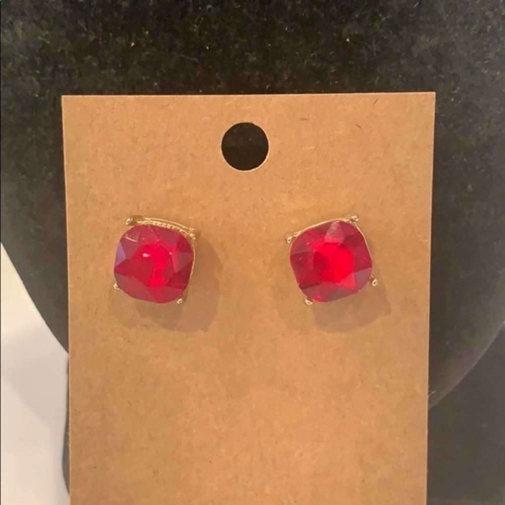 💐 5/25 red crystal gold tone large stud square